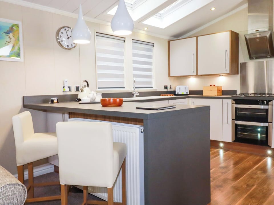 Fridge, microwave, dishwasher, cookware/dishes/utensils