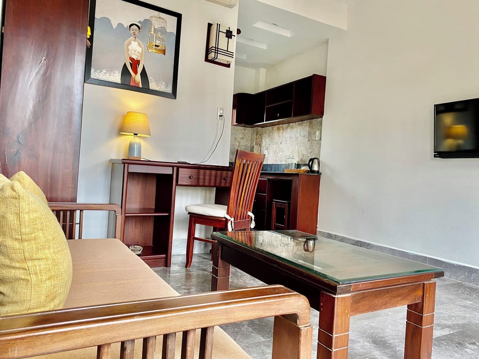 Suite with Balcony | Minibar, in-room safe, individually decorated, individually furnished