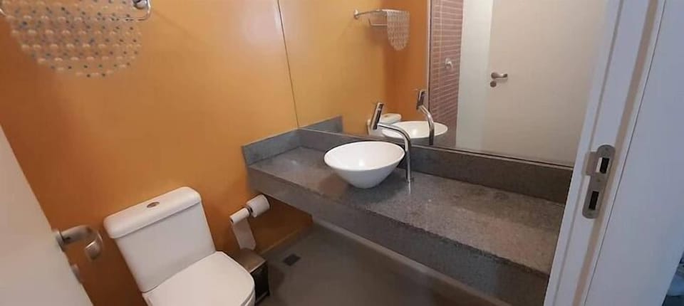 Shower, bidet, towels, toilet paper