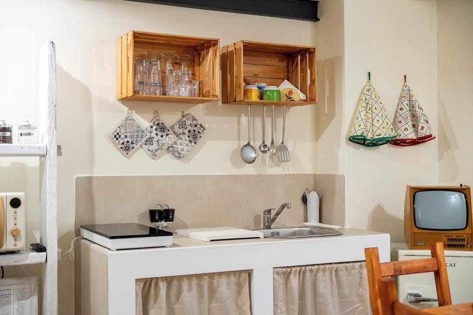 Studio, Kitchen | Private kitchen | Fridge, microwave, stovetop, cookware/dishes/utensils