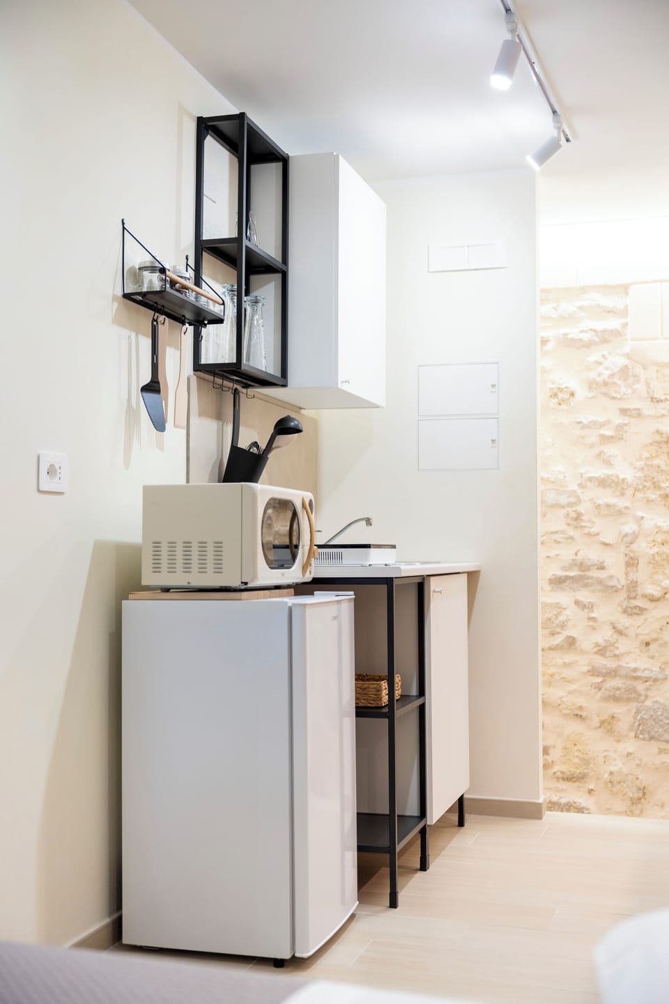 Deluxe Studio | Private kitchen | Fridge, microwave, stovetop, cookware/dishes/utensils