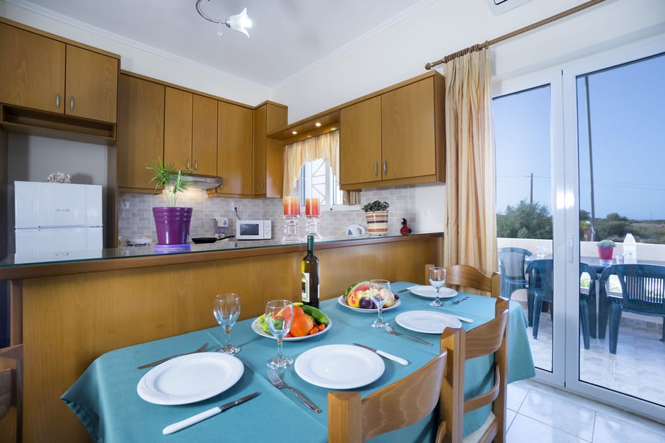Deluxe Apartment, 2 Bedrooms, Ground Floor | In-room dining