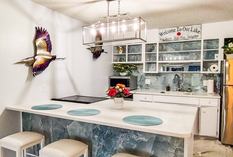 Beautiful kitchen ready to be used to make breakfast, lunch, or dinner!!!