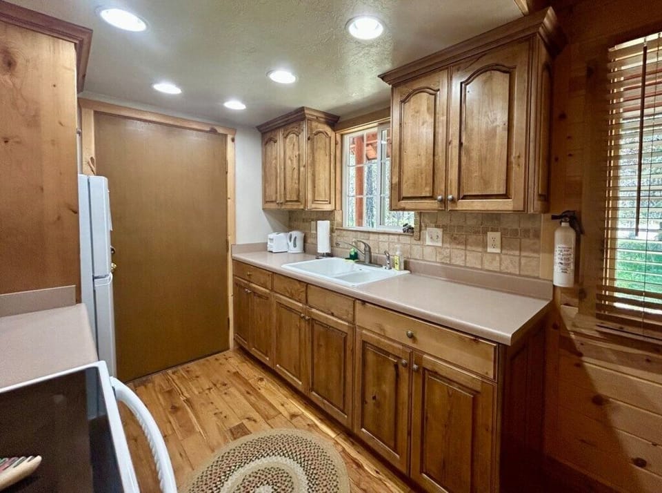Full kitchen ready to cook all your meals. 