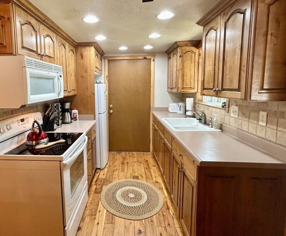 Full kitchen ready to cook all your meals. 