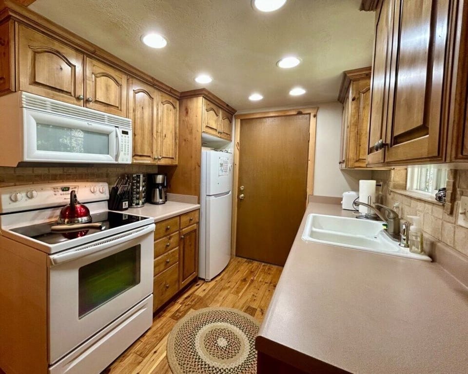 Full kitchen ready to cook all your meals. 
