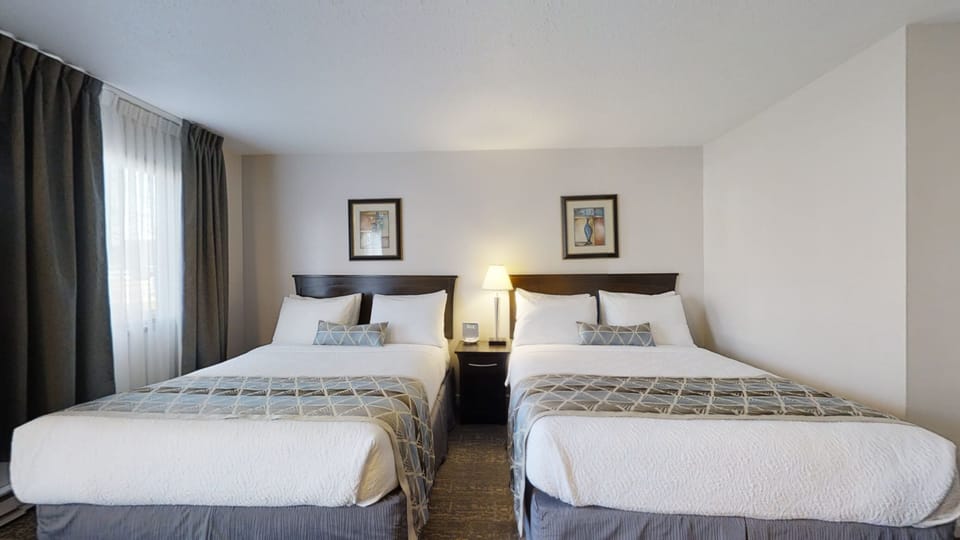 2 Queens with Kitchenette (Non-Pet Friendly) | Desk, WiFi (free), bed sheets