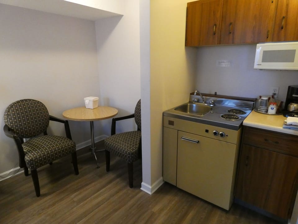 Standard, 1 Queen with Kitchenette (Pet Friendly) | Private kitchen | Coffee/tea maker, mini-fridge, microwave, toaster