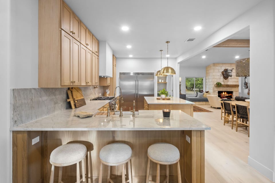 Kitchen with eat-in bar