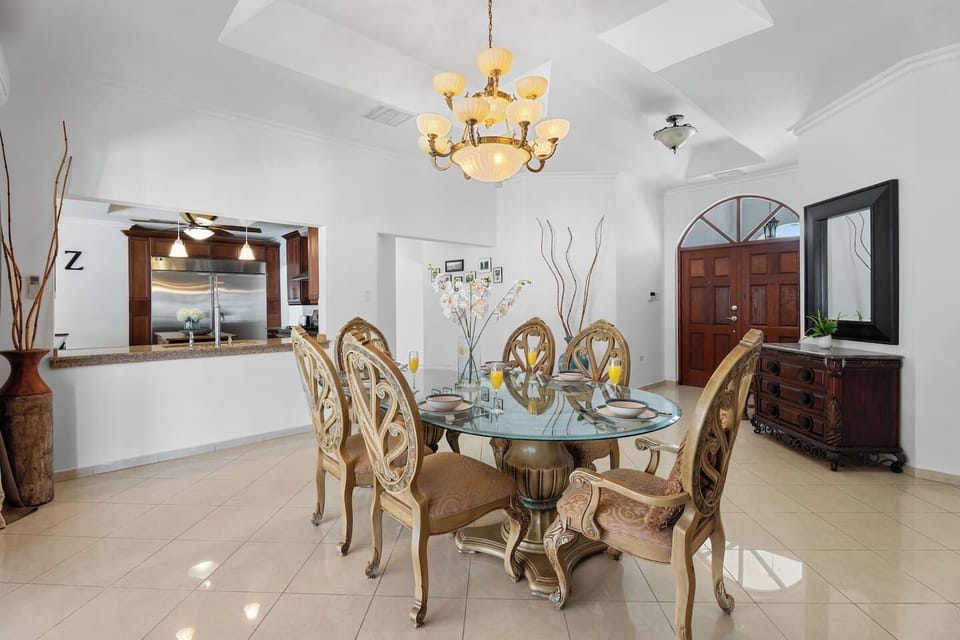 The table and chairs are designed for relaxed everyday dining, whether you’re enjoying a homemade breakfast or takeout from Palm Beach’s restaurants.