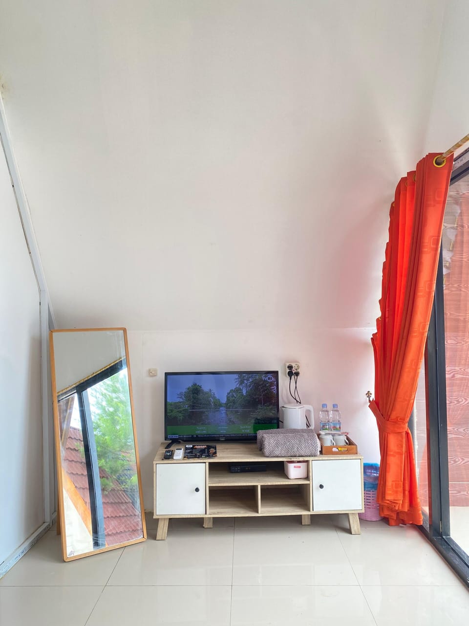 Desk, laptop workspace, free WiFi