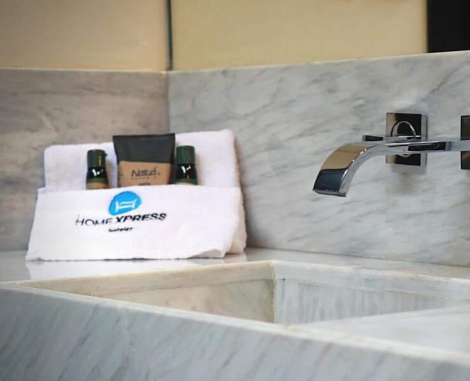 Deluxe Double Room | Bathroom | Shower, soap, shampoo, toilet paper