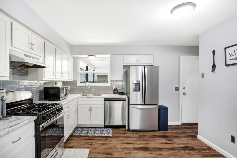 Fully equipped kitchen with modern appliances—ideal for cooking meals during your stayFully equipped kitchen with modern appliances—ideal for cooking meals during your stay