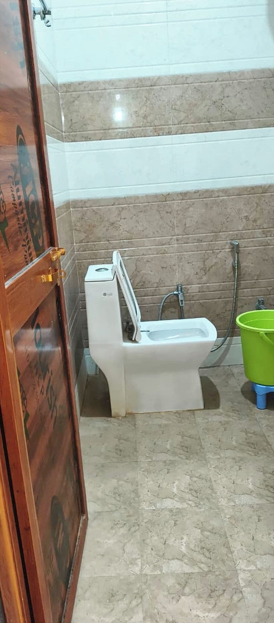 Shower, rainfall showerhead, free toiletries, slippers