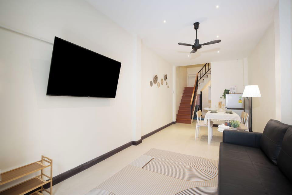 House, 2 Double Beds | Living area | 40-inch Smart TV with digital channels