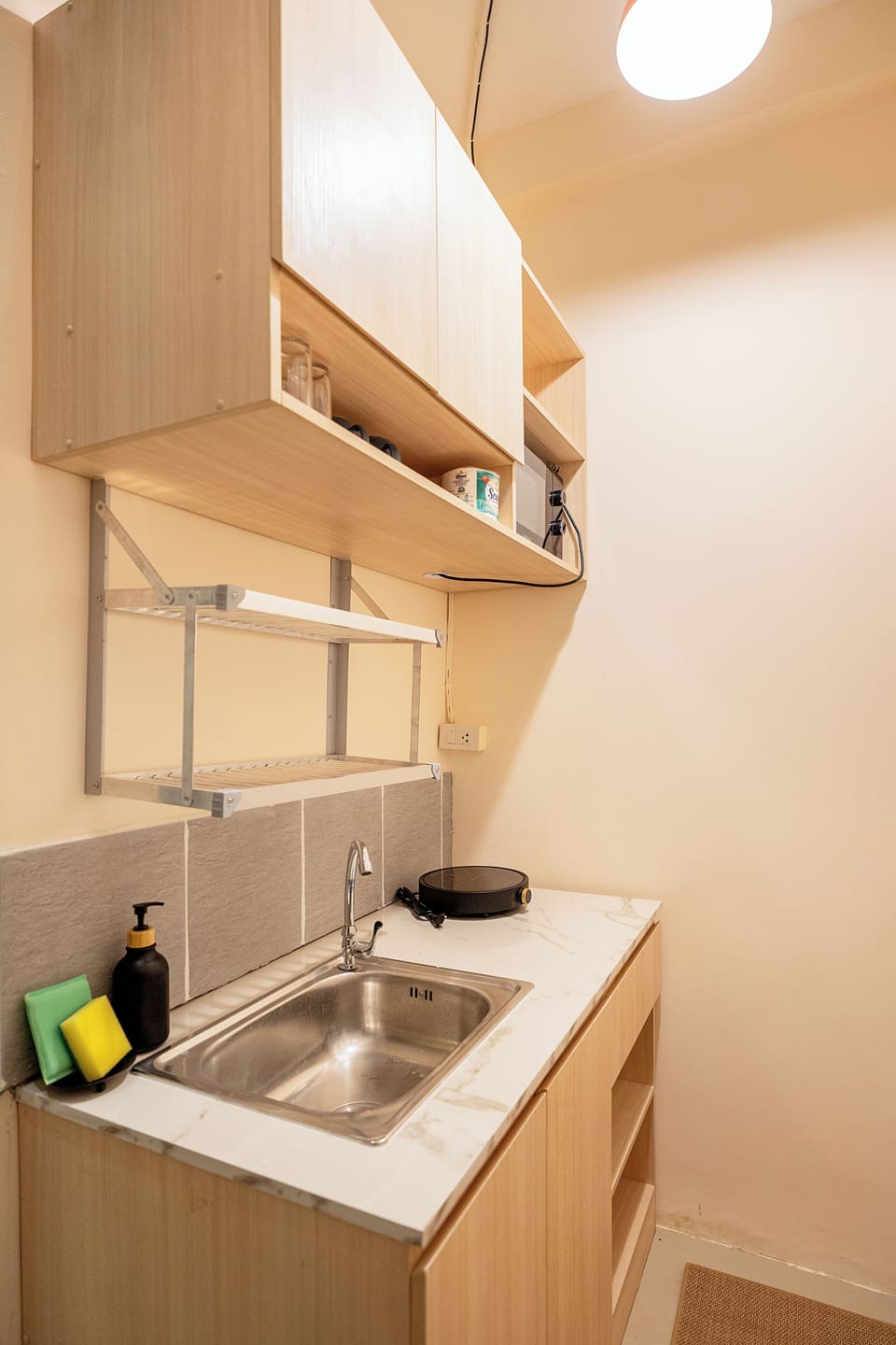 House, Kitchen | Private kitchen | Electric kettle, cookware/dishes/utensils, freezer, dining tables