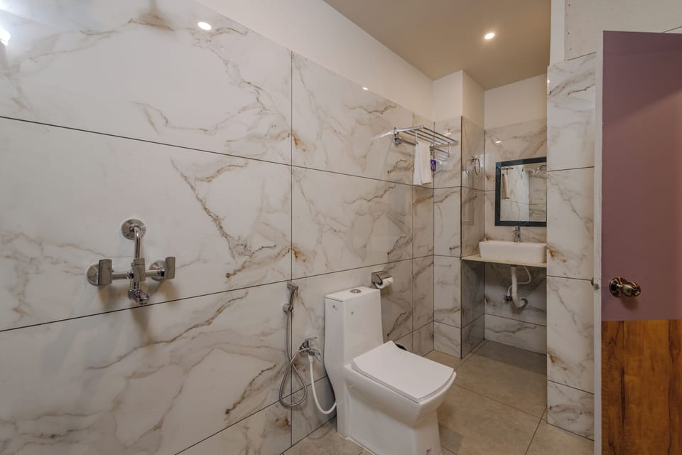 Deluxe Room, Non Smoking, City View | Bathroom