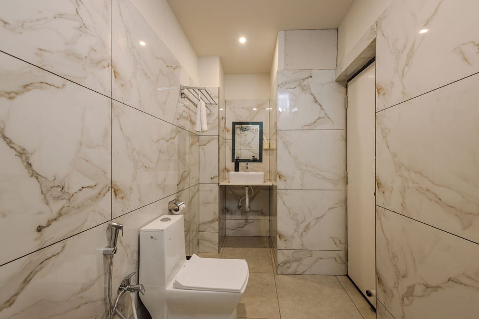 Deluxe Room, Non Smoking, City View | Bathroom