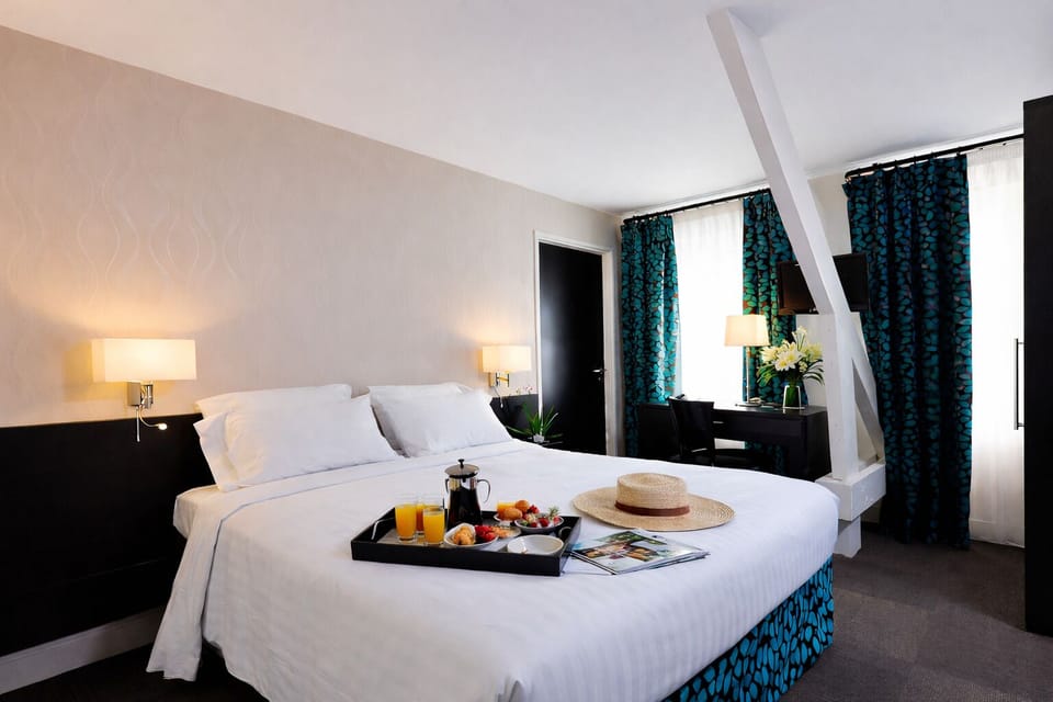 Premium bedding, in-room safe, desk, laptop workspace