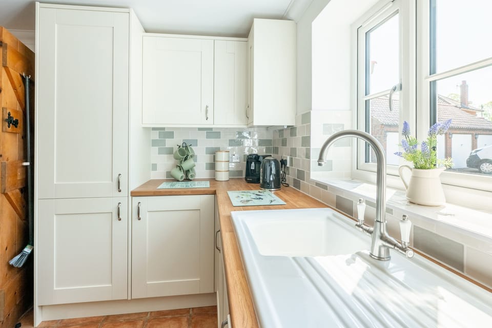 Ground floor: Well-equipped kitchen with Rangemaster oven, dishwasher, washing machine, fridge/ freezer and microwave and cafetiere