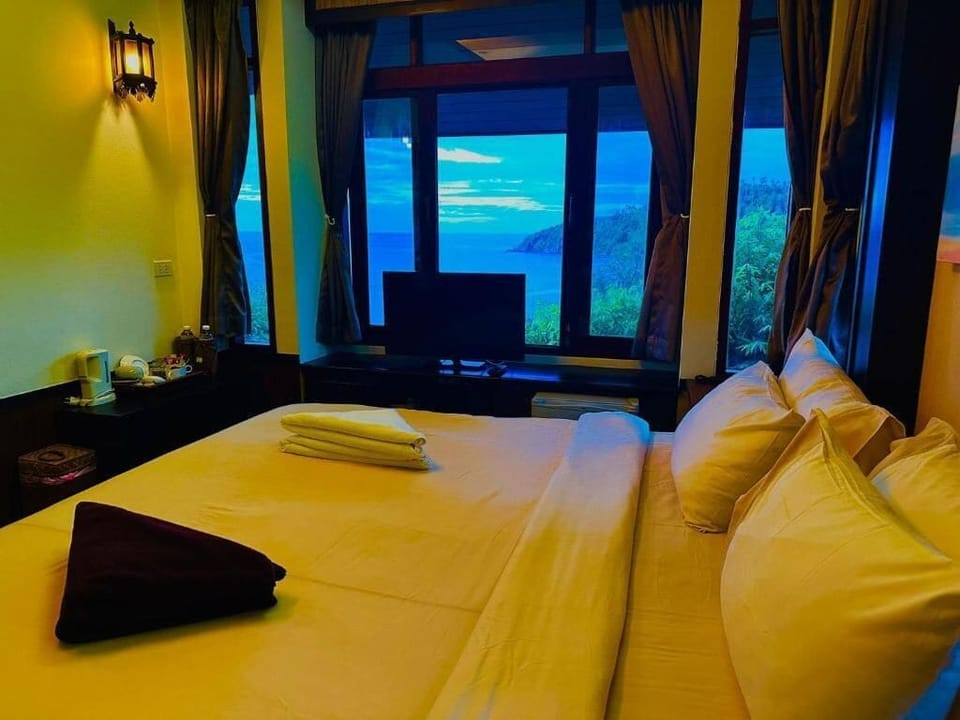 Standard Double Room | Minibar, bed sheets