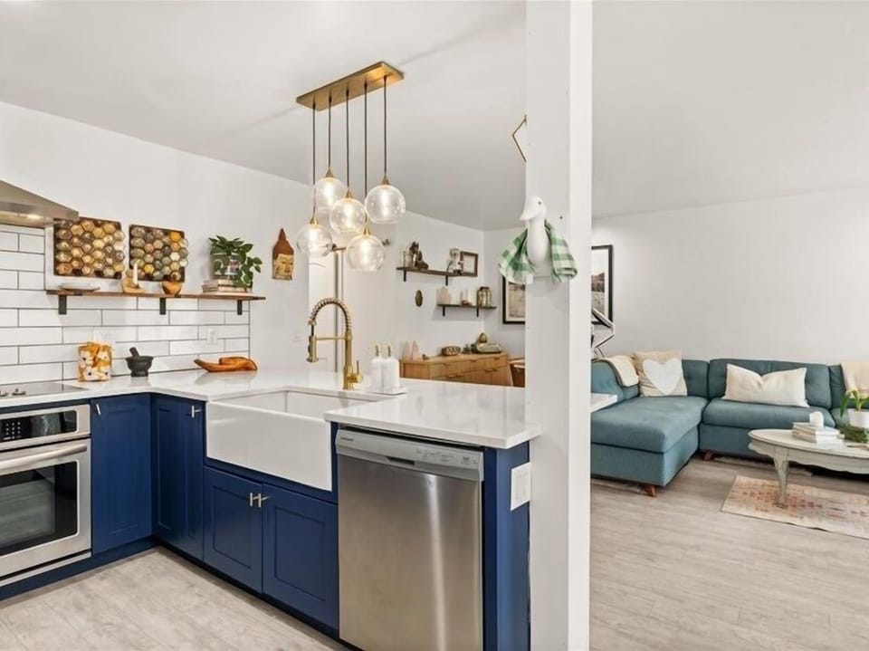 Condo, 1 Bedroom | Private kitchen | Fridge, oven, coffee/tea maker