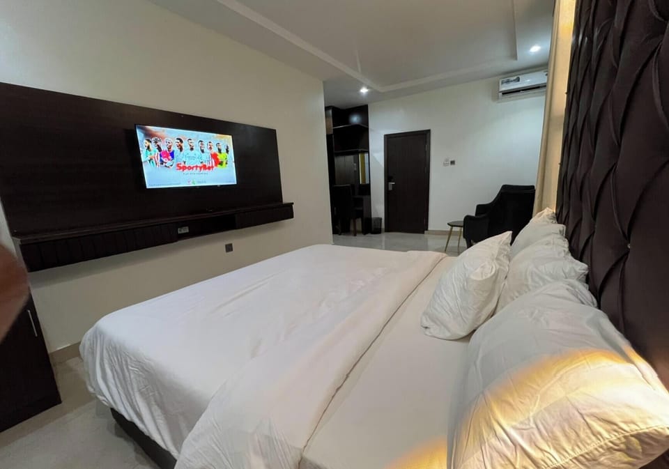 Room, Harbor View | Egyptian cotton sheets, premium bedding, memory foam beds, free WiFi