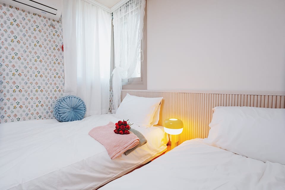 Business Twin Room, 1 Bedroom, Non Smoking, City View | Hypo-allergenic bedding, soundproofing, free WiFi, bed sheets