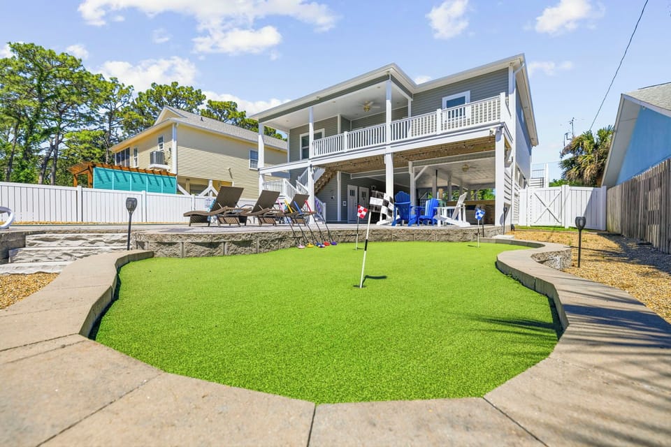 Private putting green, 6 adjustable putters & balls for family contests & games!