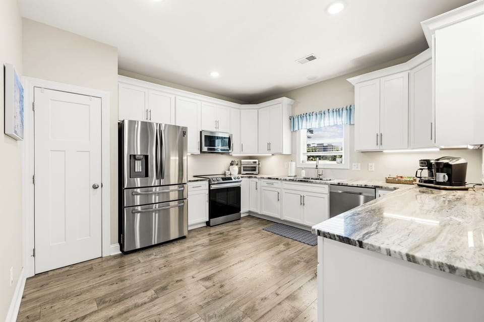 Bright modern kitchen, stainless appliances, granite counters & coffee bar
