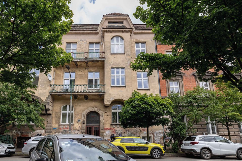 The historic townhouse surrounded by greenery adds a distinctive charm to the location.