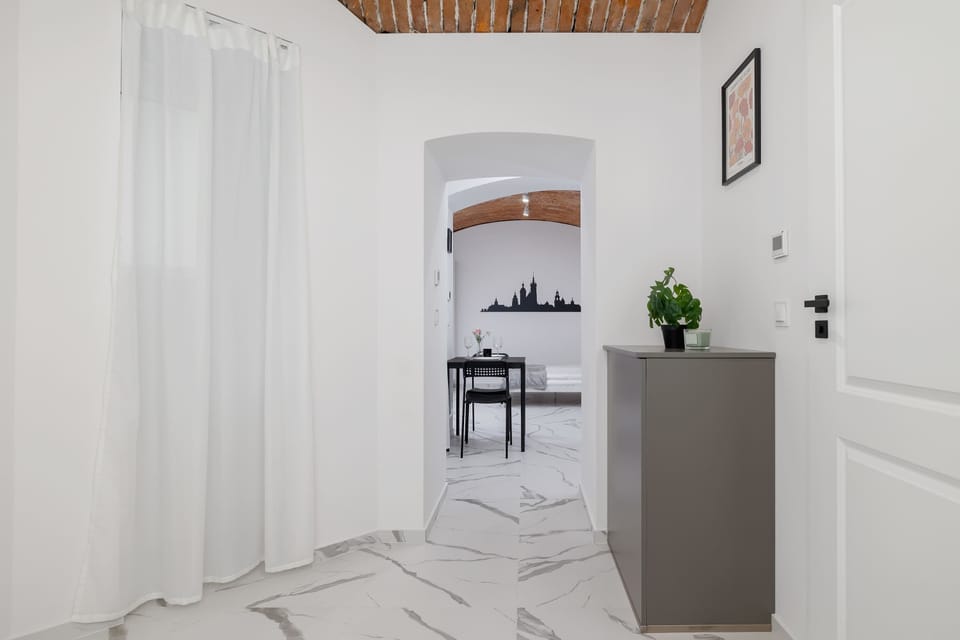 A bright corridor leading to the kitchen and living area enhances the sense of space and lightness.