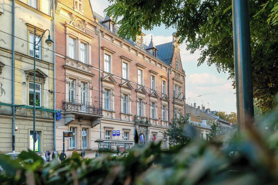 Traditional and atmospheric property building located in the center, close to the city market.