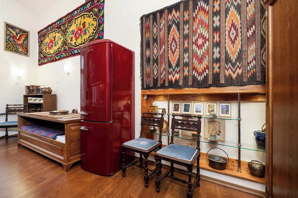 Elegant and traditional sitting area located in the independent kitchen next to the fridge with freezer.