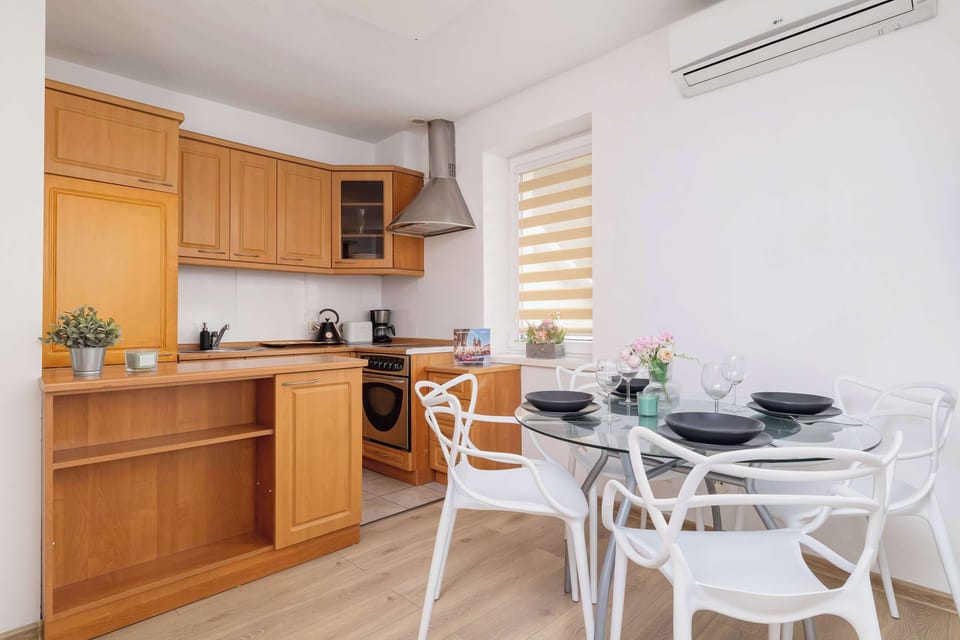 Functional dining area for four peoplesituated next to the wooden kitchenette.