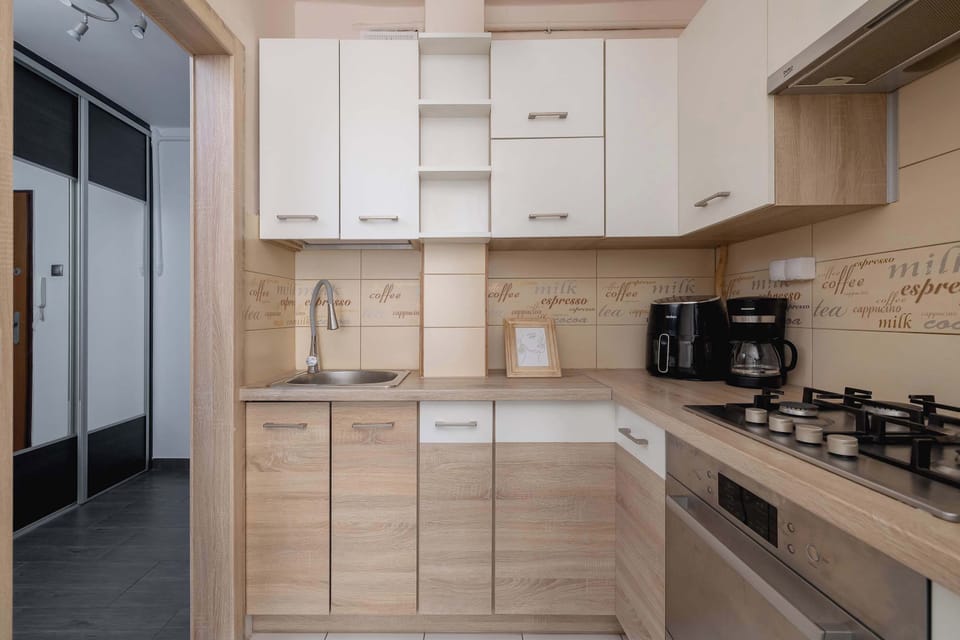 The furniture in the kitchen is in two colors beige and wood. In the kitchen he knows a coffee maker, as well as a fat-free fryer.