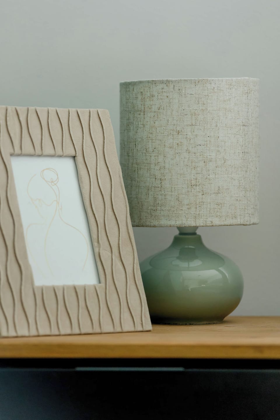 Decorative details in the bedroom/lamp.