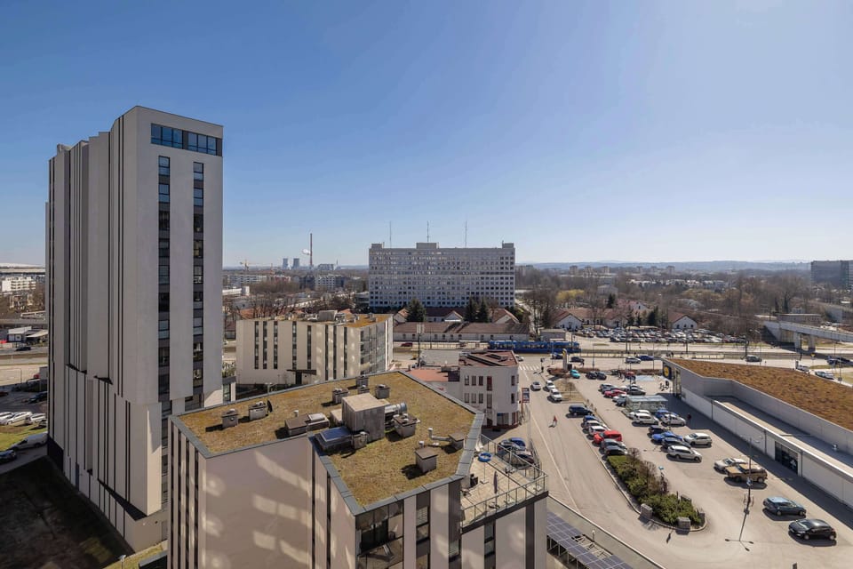 A bird's-eye panorama of the city shows an excellent location with quick access to major arteries.