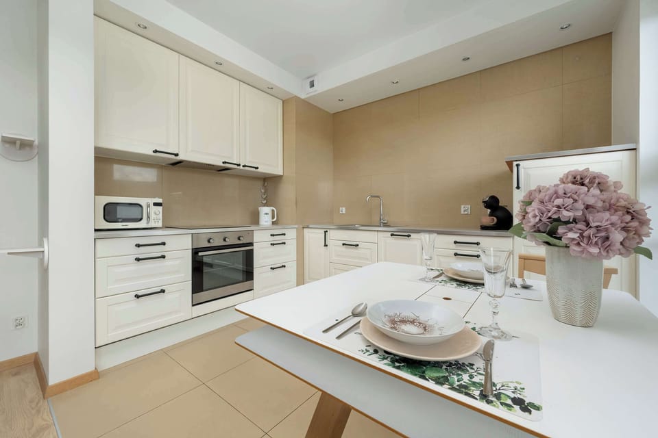 A fully equipped kitchen with a dining table makes it easy to prepare and enjoy meals.