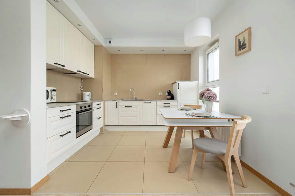 A bright kitchen with a functional layout makes it easy to cook even more elaborate dishes.
