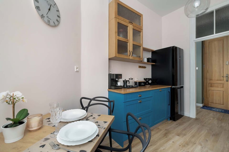 A compact kitchenette with stylish cabinetry and modern appliances, perfect for home cooking.
Smart layout offers convenience without sacrificing style.