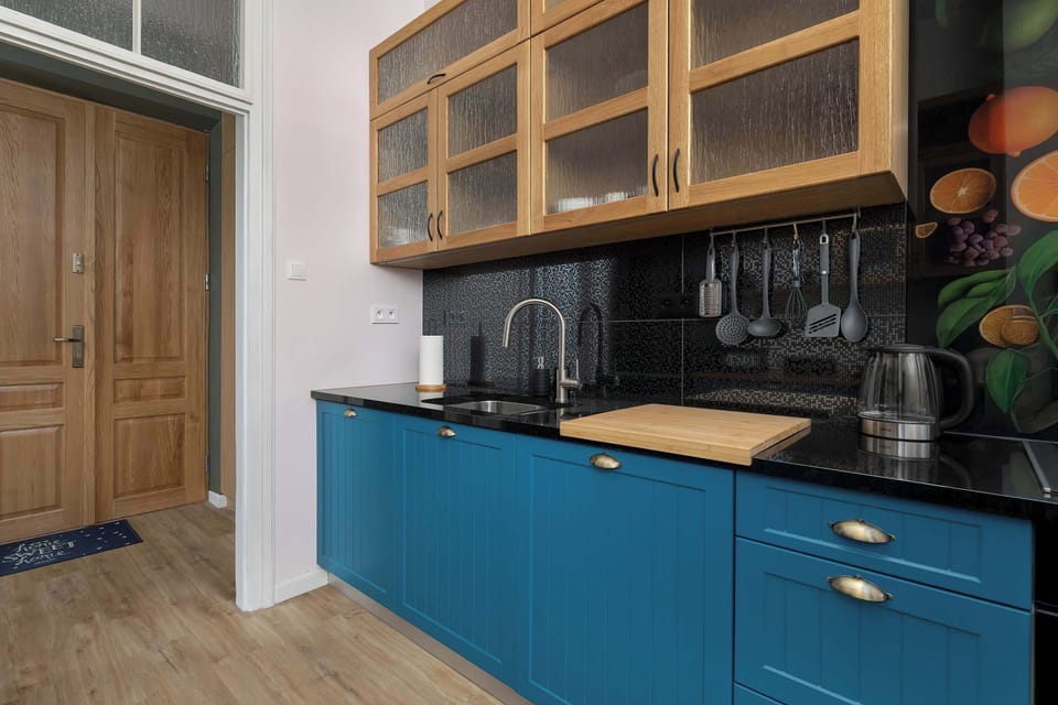 Bright and functional kitchenette with open shelving and a cozy dining spot.
Ideal for quick meals or morning coffee.