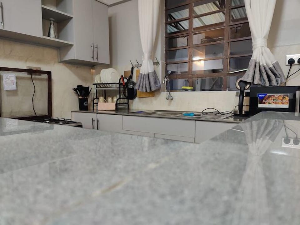 Classic Apartment, City View | Private kitchen | Fridge, microwave, cookware/dishes/utensils