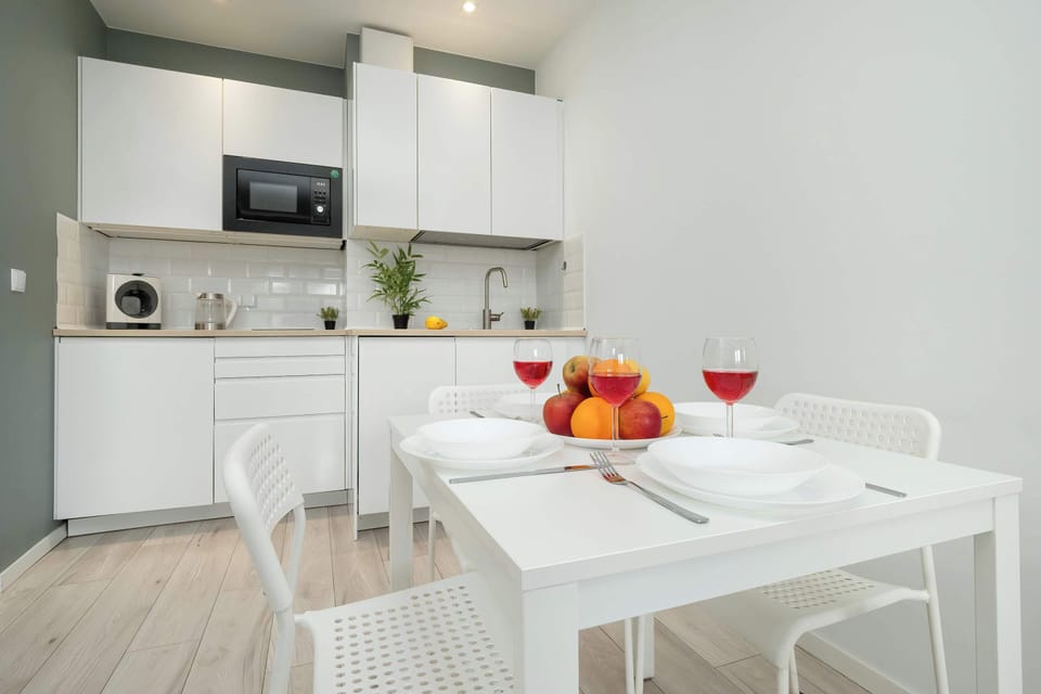 A well-equipped kitchen with a breakfast table makes everyday cooking easy and convenient.