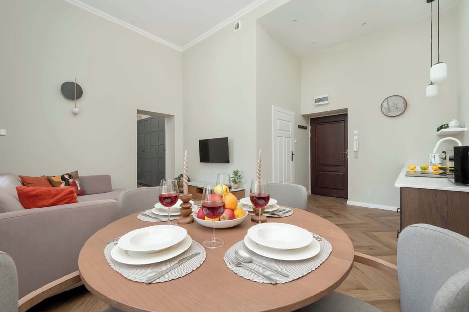 Table with chairs in the living room.