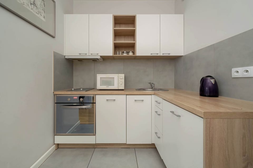 Fully equipped kitchenette. 