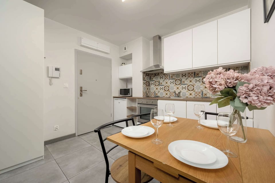 Fully equipped kitchen with dinning table.