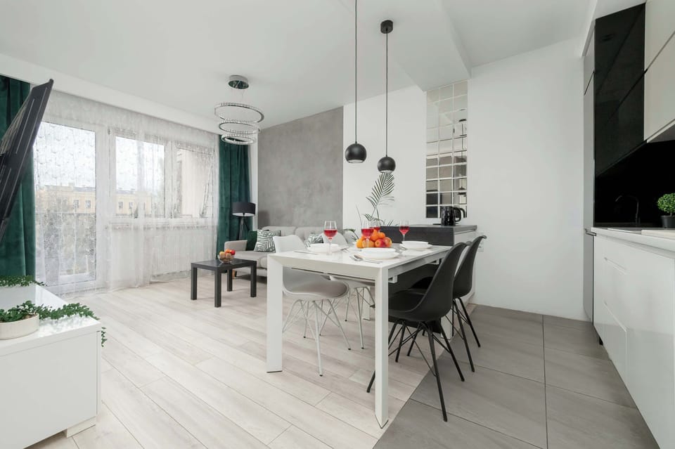 Elegant living room with TV, access to the balcony and kitchenette.