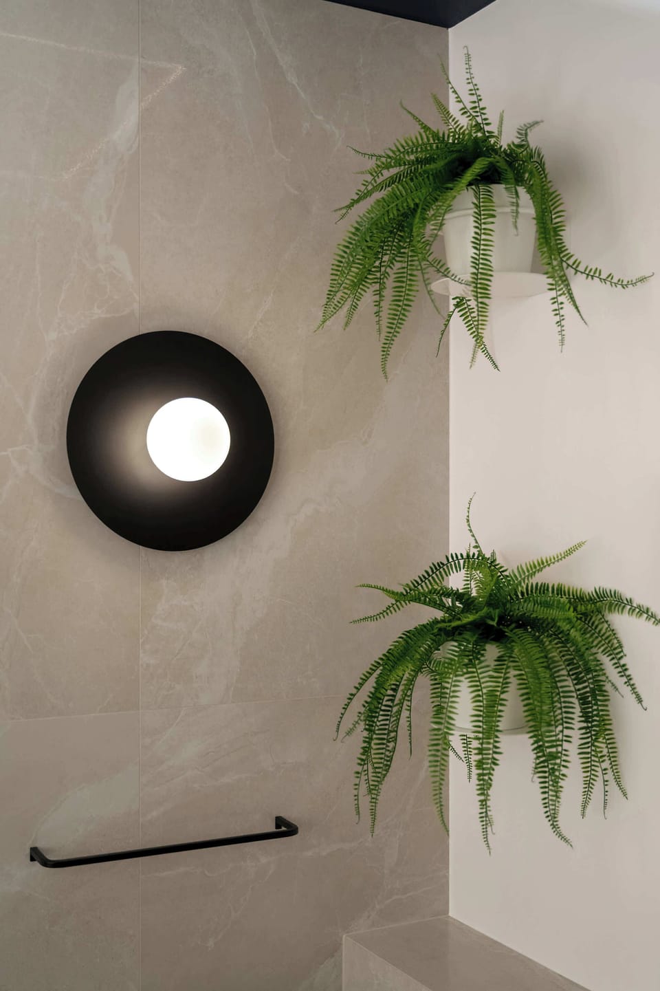 Decorative elements in the bathroom.