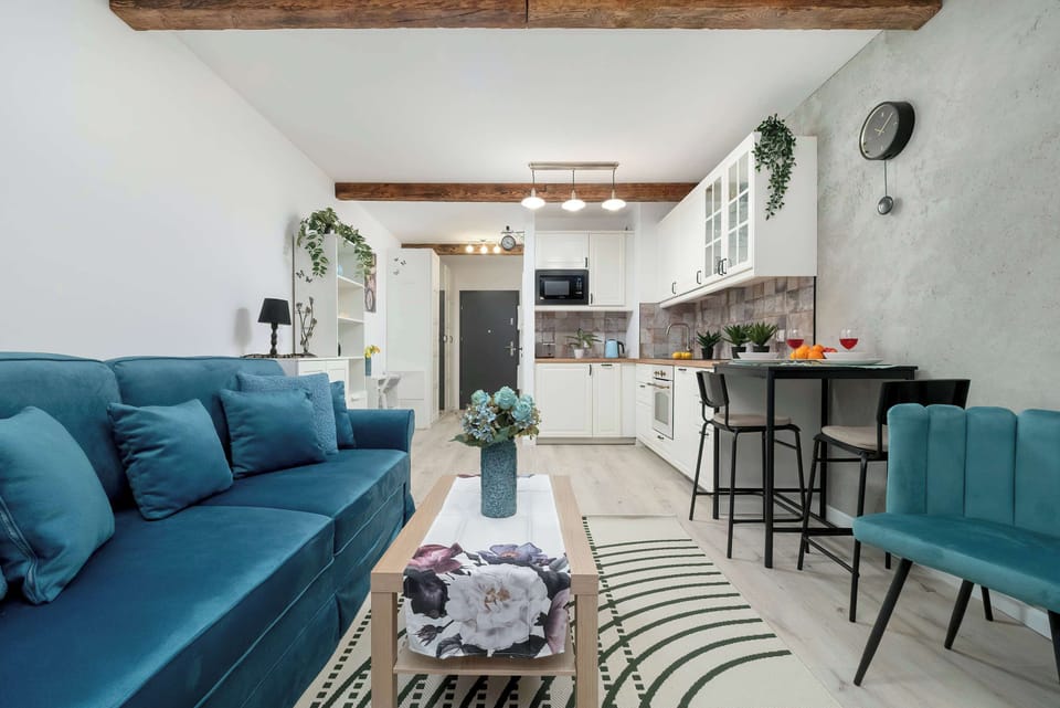 The living area's tasteful furnishings ensure a pleasant stay.